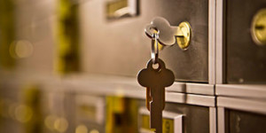 Keys_in_safety_deposit_box_box_close